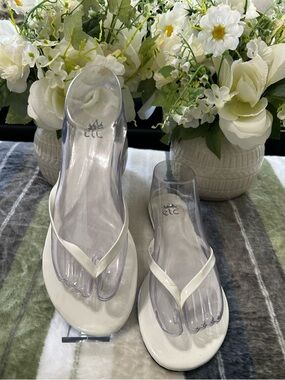 NWT ETC White Patent Thong Sandals for Women Size 9